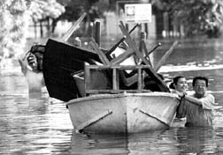 Una familia de Villahermosa, Tabasco, rescata sus pertenencias en una lancha. Temen el desbordamiento del rio Grijalva n Foto: Ap