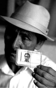 Un inmigrante de origen mexicano muestra su permiso provisional de trabajo 