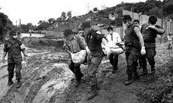 Rescate de cadveres en Teziutln n Foto: Alfredo Estrella