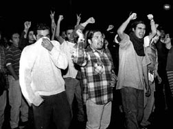 Movilización de
paristas del CCH Vallejo, en la avenida Cien Metros. A la derecha,
estudiantes de la UNAM durante el mitin frente a Gobernación n
Fotos: Duilio Rodríguez