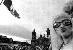 Arribo de la Marcha del Orgullo Gay al Zcalo, el 29 de junio de 1999 n Foto: Alfredo Estrella