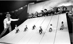 Jesusa Rodrguez e Isela Vega (a la derecha) y Liliana Felipe, esta ltima al piano, ofrecen un espectculo poltico-potico-filosfico-musical en el que hay balazos, canciones, juegos y apuestas como en todo buen palenque. Todo sea por llevar la democracia a Coyoacn n Fotos: Carlos Cisneros