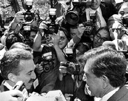 Breve intercambio de los dos precandidatos n Foto: Carlos Cisneros