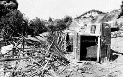 Debido al alud que provino del cerro que se observa al fondo, este triler fue arrastrado y volcado a un lado de la carretera, en Papantla n Foto: Francisco Olvera