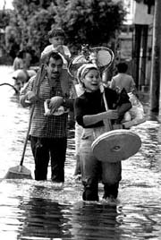 Inundaciones tras la apertura de la compuerta de la presa n Fotos: Toms Bravo