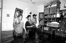 Inundaciones tras la apertura de la compuerta de la presa n Fotos: Toms Bravo