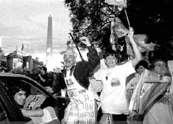 Fernando de la Ra (al centro) y su compaero de frmula Carlos Alvarez (en primer plano), rodeados de simpatizantes aliancistas festejan el triunfo en las presidenciales de Argentina. En las calles de la capital del pas, cientos de personas tambin celebraron los resultados de unos comicios que tuvieron participacin de 80 por ciento del padrn n Fotos: Reuters y Ap 