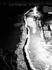 Campesinos tabasqueos retiran restos vegetales de la carretera Panamericana Ðprincipal va de comunicacin ente Villahermosa y MxicoÐ, por la cual slo se permite que transiten vehculos que pesen ms de tres toneladas. A la derecha, un bordo hecho con sacos de arena protege la colonia Las Gaviotas, a orillas del ro Grijalva n Fotos: Toms Bravo