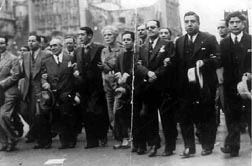 Manifestacin de la CTM, 1937. Al centro, Vicente Lombardo Toledano, Mara Mercader y Miguel Angel Velasco n Foto: Archivo familiar Miguel Angel Velasco Muoz