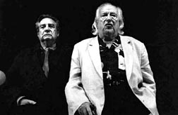 El Nobel mexicano y el hacedor de Marinero en tierra, dos poetas en el teatro Julio Jimnez Rueda, en 1990 n Foto: Fabrizio Len