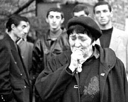 Pesar y dolor en una calle de Erevan donde se encuentra el Parlamento de Armenia