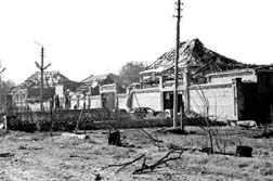 La residencia del lder rebelde checheno Shamil Basayev, en Grozny, aparece totalmente destruida por los bombardeos de la aviacin rusa n Fotos: Ap