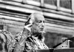 En el Palacio de Bellas Artes, al despuntar la dcada, Alberti empu un revlver durante la lectura de sus versos sobre la Guerra Civil espaola n Foto: Luis Humberto Gonzlez