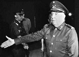 Familiares de integrantes de las fuerzas armadas y curiosos preguntan por posibles prdidas humanas, despus de la explosin ocurrida en el Campo Militar nmero 1-F. A la derecha, el secretario de la Defensa Nacional, al arribar al lugar n Fotos: Jos Carlo Gonzlez