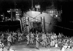 Las ltimas tropas indonesias se embarcan en Dili con destino a Yakarta n Foto: Reuters