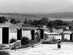 En un pramo ubicado en Villa Nicols Romero, a ms de dos horas del Distrito Federal, viviendas que nunca fueron habitadas son pruebas de la corrupcin n Foto: Cristina Rodrguez