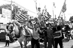 Uruguayos simpatizantes del Frente Amplio se lanzaron a las calles para celebrar la victoria de Tabar Vzquez n Fotos: Ap y Reuters