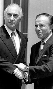 El presidente Carlos Menem saluda al mandatario electo Fernando de la Ra, luego de la primera reunin entre ambos n Fotos: Ap