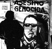 Fotografa de archivo de un madrileo que observa un cartel de denuncia contra el rgimen militar chileno, durante el aniversario de la detencin de Augusto Pinochet en Londres