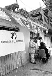 En espera de votantes pristas n Foto: Mara Luisa Severiano