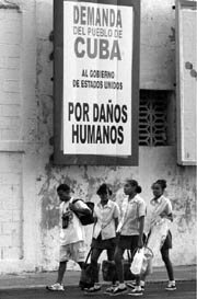 En calles de la capital de la isla, letreros alusivos a la demanda que el gobierno de Fidel Castro interpuso contra el de Estados Unidos por los daos que le ha provocado el embargo econmico