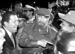 Los presidentes Hugo Chvez y Fidel Castro conversan con un comentarista de beisbol sobre el juego de hoy entre las novenas de Venezuela y Cuba, integradas por ex jugadores