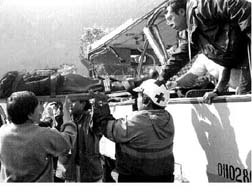 Otras 14 personas resultaron lesionadas en un choque entre dos microbuses en la colonia Guadalupe del Moral. Aqu, paramdicos de la Cruz Roja trasladan a uno de los heridos n Foto: Carlos Ramos Mamahua
