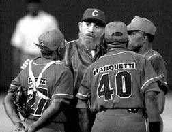 El lder cubano alecciona a sus peloteros. A la derecha, el pitcher Hugo Chvez dialoga con el manager Fidel Castro n Fotos: Ap y Reuters