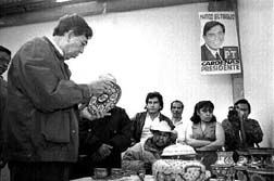 Cuauhtmoc Crdenas Solrzano, durante una reunin con artesanos de San Pablo del Monte, Tlaxcala n Foto: Rosaura Pozos
