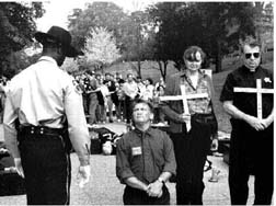 El actor Martin Sheen momentos antes de ser detenido por participar en una manifestacin para exigir el cierre de la Escuela de las Amricas, frente al fuerte Benning n Foto: Ap
