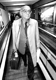 Jos Saramago, premio Nobel de Literatura, en entrevista con La Jornada, durante su viaje de la ciudad de Mxico a Guadalajara, donde participar en la Feria Internacional del Libro n Fotos: Jos Carlo Gonzlez