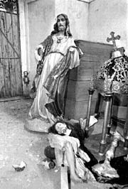 En la iglesia de Tejomulco, Oaxaca, slo quedan las huellas del desastre