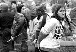 asi trata la democracia a quienes se salen de sus cerrados esquemas partidarios y se oponen verdaderamente a los intereses de los que mandan de verdad (y no es Clinton)