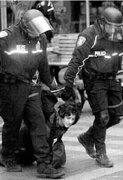 Un joven manifestante es arrastrado por policas en el segundo da de confrontaciones por la conferencia de la OMC n Foto: Reuters
