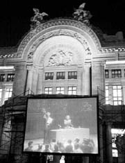 En el exterior del recinto de mrmol, el inters continu n Foto: Carlos Cisneros