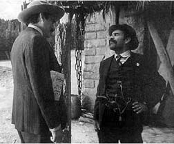 Escena de la pelcula La ley de Herodes. El personaje que muestra la pistola es Juan Vargas, el protagonista