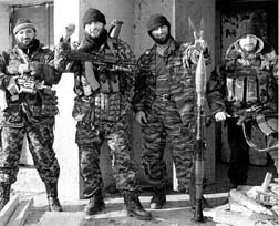 Combatientes chechenos saludan y muestran sus armas en calles de la ciudad de Grozny, mientras el ejrcito ruso avanza por esta capital con intensos bombardeos n Fotos: Reuters