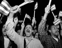 En La Habana cientos de manifestantes exigieron al gobierno estadunidense que devuelva al menor rescatado en aguas de Florida en das pasados n Foto: Ap