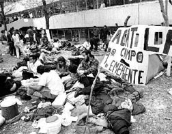 Campamento del CGH en las afueras del Reclusorio Norte