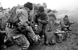 Militares rusos cargan el cuerpo de un soldado muerto en los combates de ayer n Foto: Ap