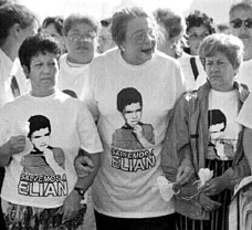 Marela Garca (izquierda) y Raquel Rodrguez (derecha), abuelas de Elin Gonzlez, son escoltadas por la cuada de Fidel Castro, Vilma Espn Ñesposa de Ral Castro, ministro de DefensaÑ, durante una manifestacin popular en La Habana por el retorno del balserito. Ambas mujeres recibieron visados de Estados Unidos para viajar a Miami a recoger al nio de seis aos, que se ha convertido en botn electoral de los candidatos republicanos n Foto: Reuters