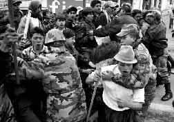 Indgenas intentan abrirse paso hacia el edificio del Congreso, sin que los militares los puedan detener. A la derecha, estampida castrense ante el avance de enojados manifestantes n Fotos: Ap
