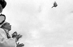 Samuel Ruiz liber a las palomas que le entregaron como ofrenda n Foto: Rosaura Pozos