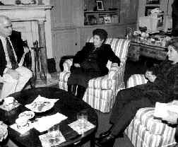 Mariela Quintana y Raquel Rodrguez, abuelas de Elin Gonzlez, en la oficina del senador Christopher Dodd, en el Capitolio n Fotos: Ap