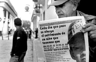 Un cubano lee un suplemento especial del peridico comunista Juventud Rebelde n Foto: Ap