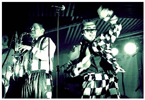 Los skaseros, insaciables, slamean las rolas del disco Venga la sentencia. Arriba, Manuel, el vocalista n Fotos: Jos Nez