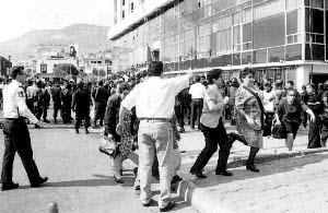 Unos 300 granaderos arremetieron contra normalistas de El Mexe que tenan una cita en Palacio de Gobierno, en Pachuca, con autoridades n Foto: Oscar Snchez Amado