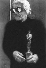 foto-BUUEL CON PELUCA Y GAFAS