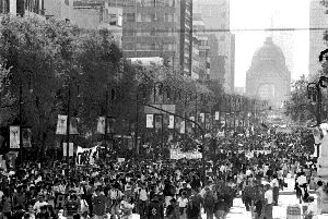  La columna estudiantil a su paso por avenida Jurez n Foto: Jos Antonio Lpez 