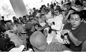 Diez universitarios sufrieron heridas durante un enfrentamiento entre paristas y antiparistas, en la Facultad de Medicina, cuando stos impidieron a los primeros confrontar al director  del plantel Alejandro Cravioto n Foto: Jos Carlo Gonzlez